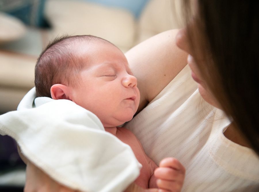 新手爸媽最常犯的3種錯誤抱法｜護理師教你安全抱寶寶