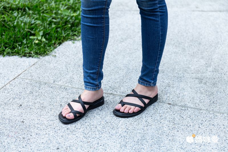 日本女裝代購 - 日本製 交叉繫帶平底涼鞋-經典黑