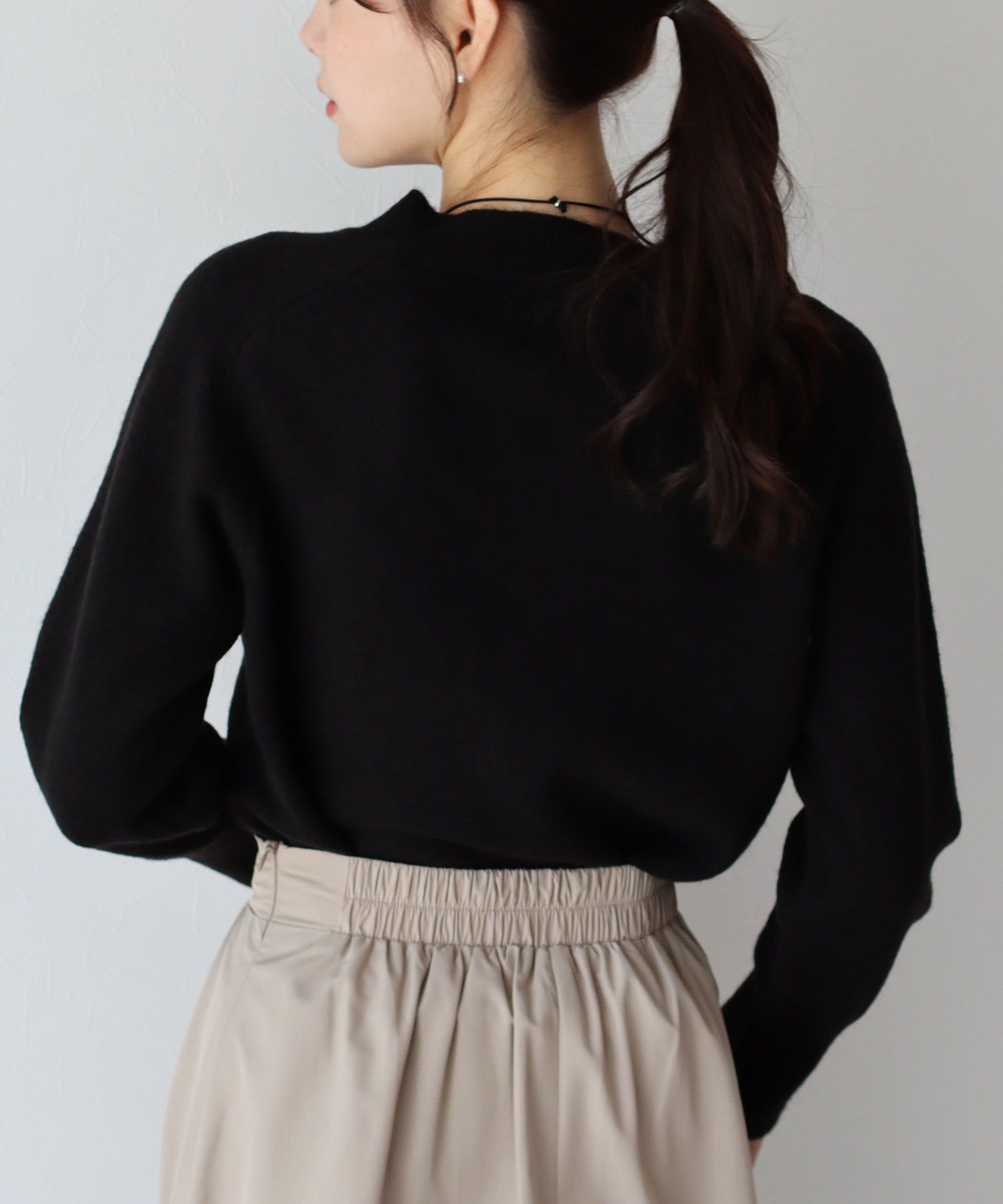 日本 BLUE EAST - 顯瘦V領柔軟針織上衣-黑