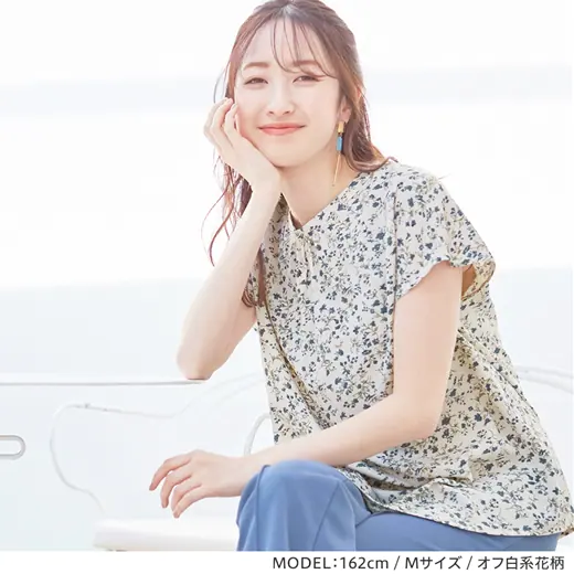 日本 BELLUNA - 氣質圓領抓皺雪紡短袖上衣-碎花-黑