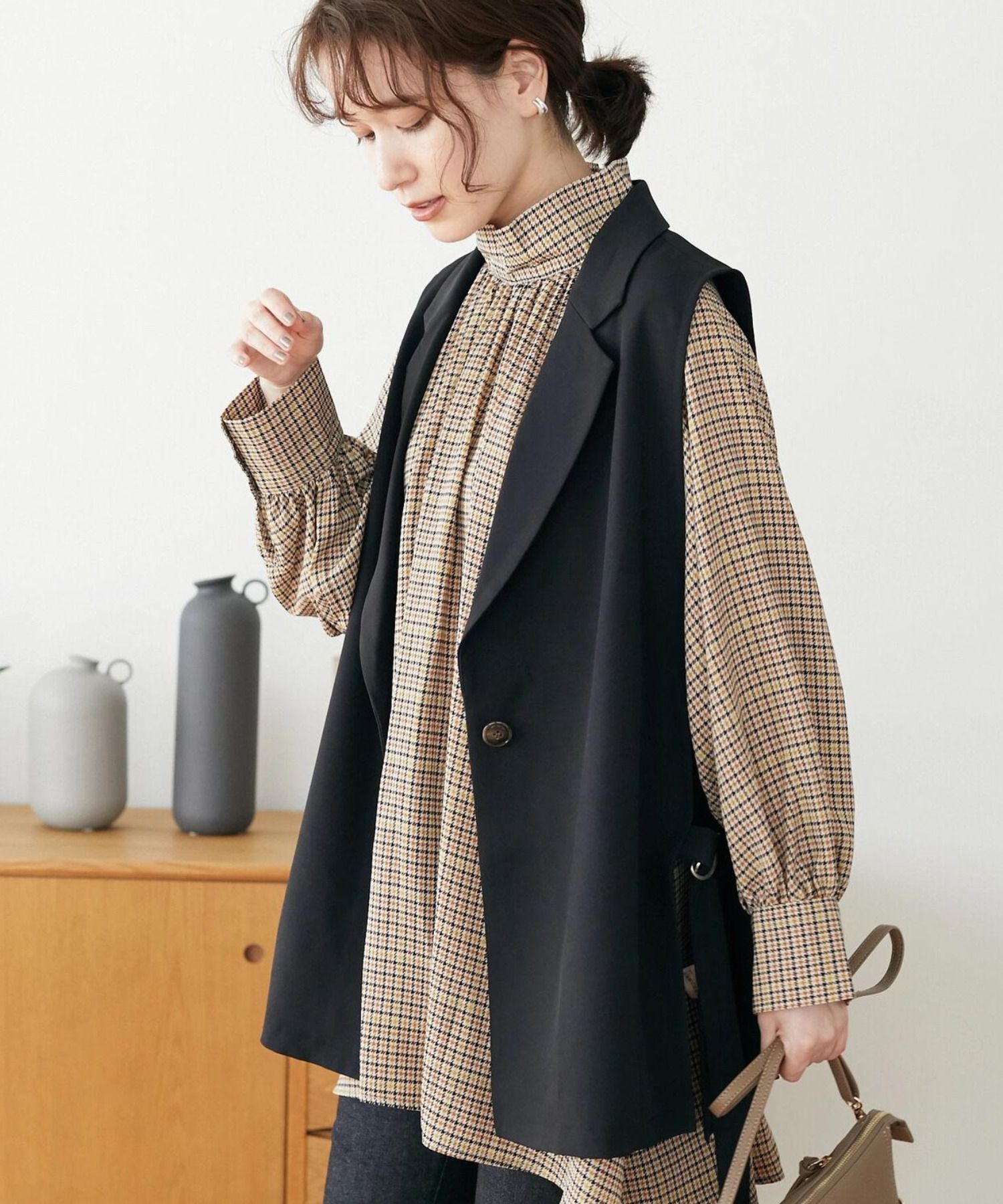 日本 ELENCARE DUE - 率性側開衩扣帶無袖西裝外套-黑