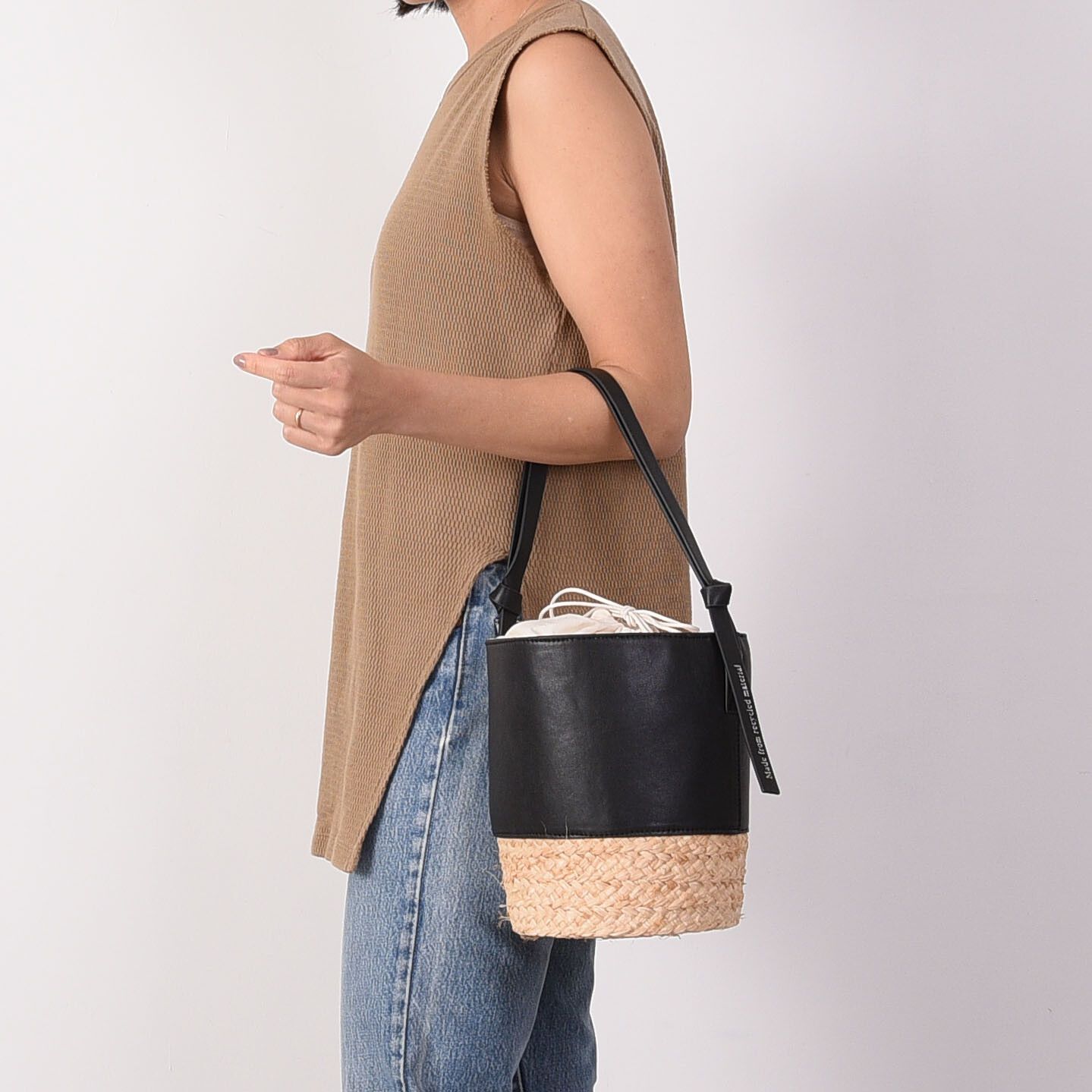 日本 COOCO - 束口仿皮X藤編拼接水桶手提包-銀 (16x20x16cm)