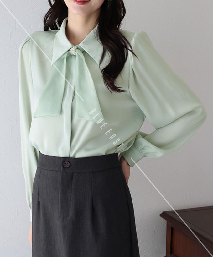 日本 BLUE EAST - 華美珍珠墜飾蝴蝶結緞面長袖襯衫-淺綠 (M)