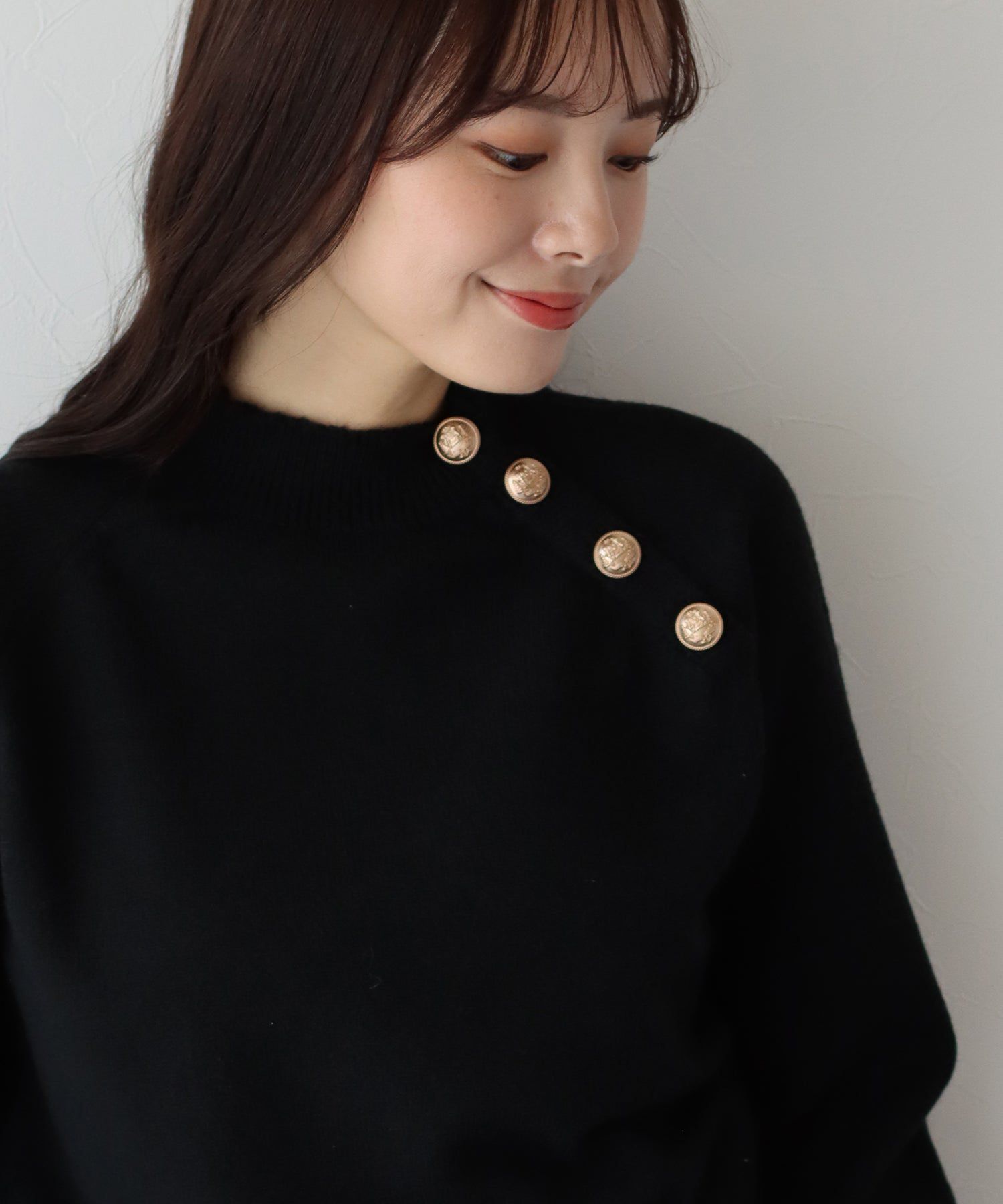 日本 BLUE EAST - 小圓金釦立領薄針織上衣-米杏