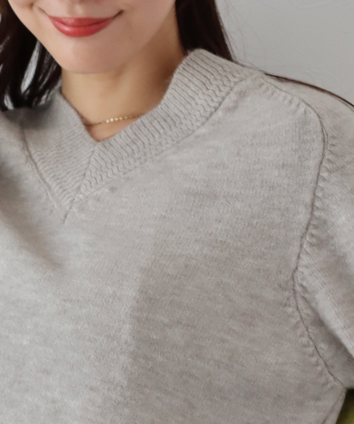 日本 BLUE EAST - 顯瘦V領柔軟針織上衣-黑