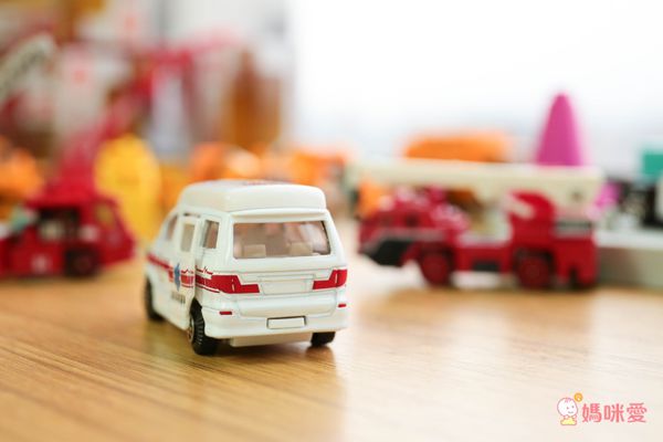 樂彩森林 - 迷你合金車-救護車(159)-滑行