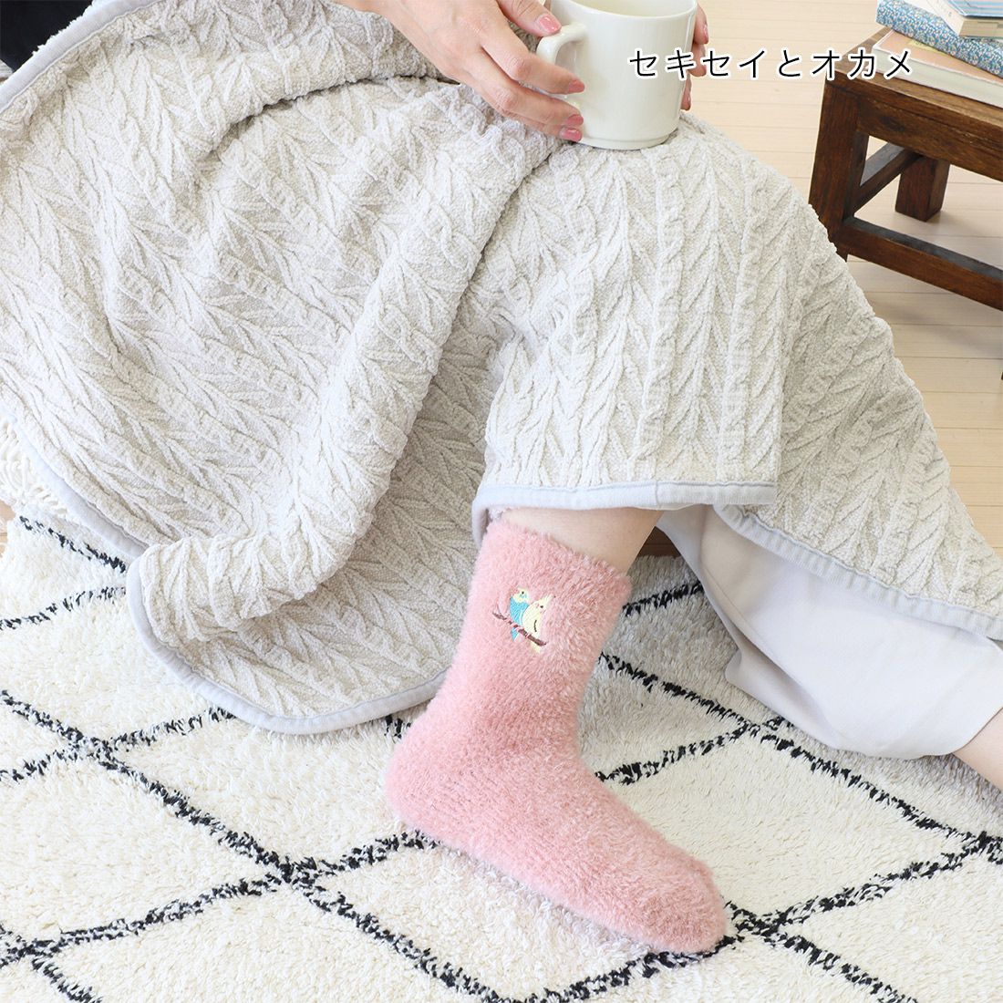 日本 TOMO - 可愛動物刺繡毛絨保暖襪-黃藍鸚鵡-桃粉