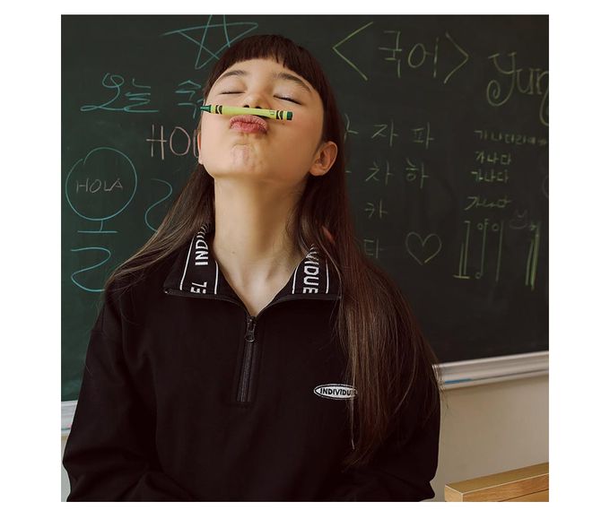 韓國 INDIVIDUEL - 品牌標誌立領拉鍊長袖上衣-黑