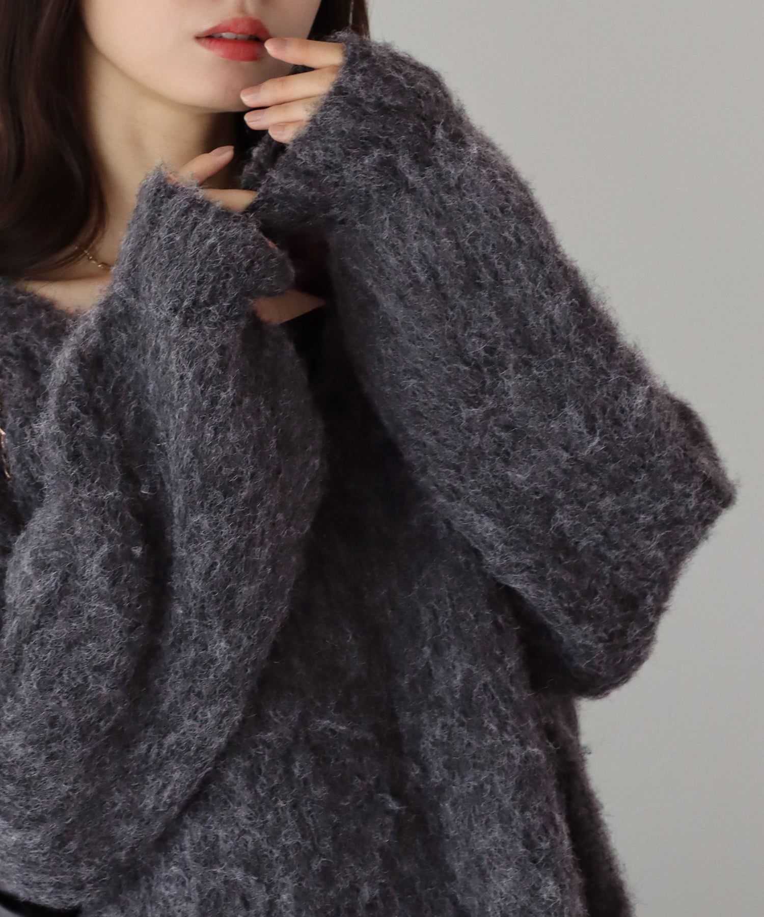 日本 BLUE EAST - 慵懶V領抽鬚寬鬆毛衣-淺米