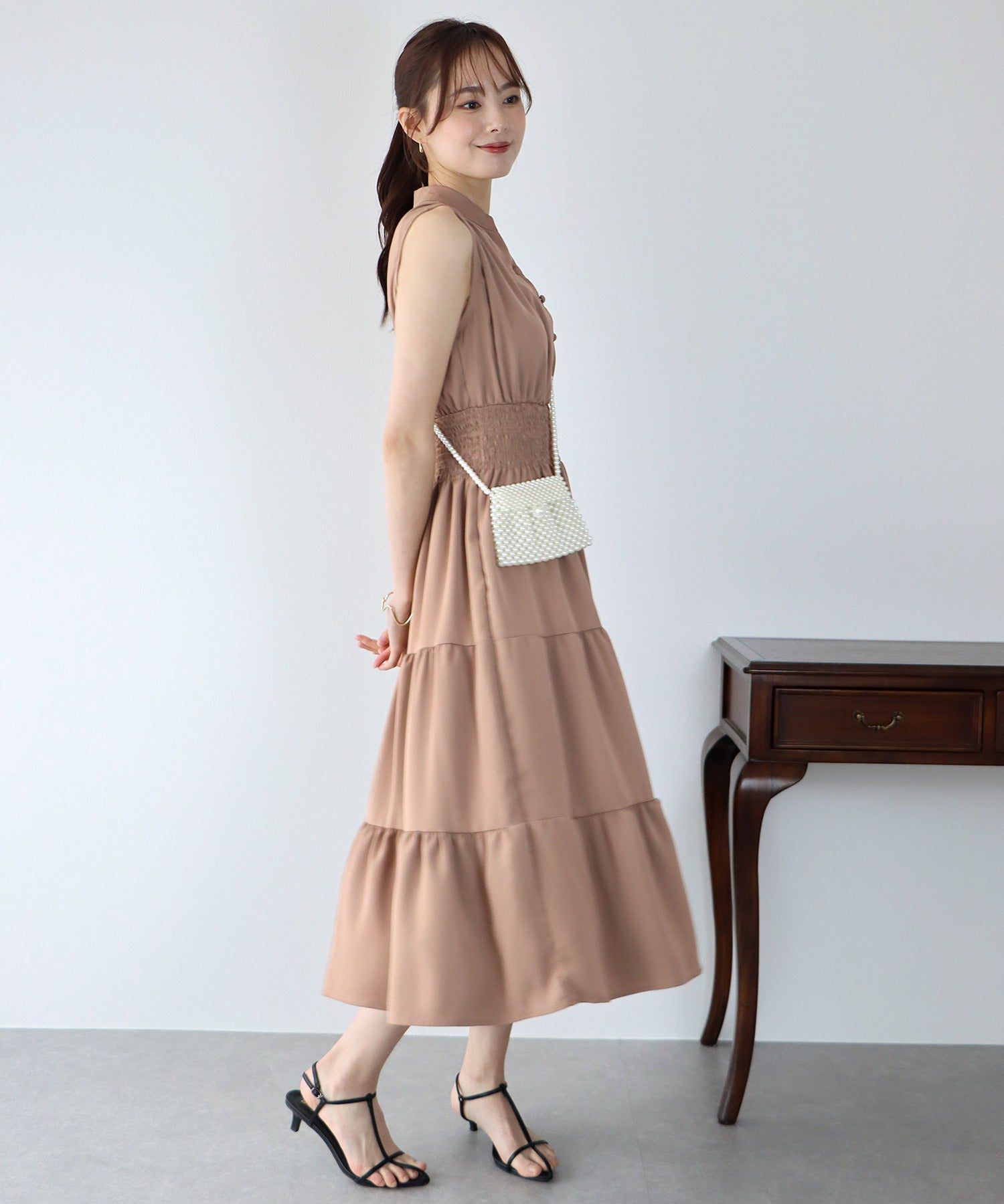 日本 BLUE EAST - 優雅小V領無袖洋裝-素色-摩卡