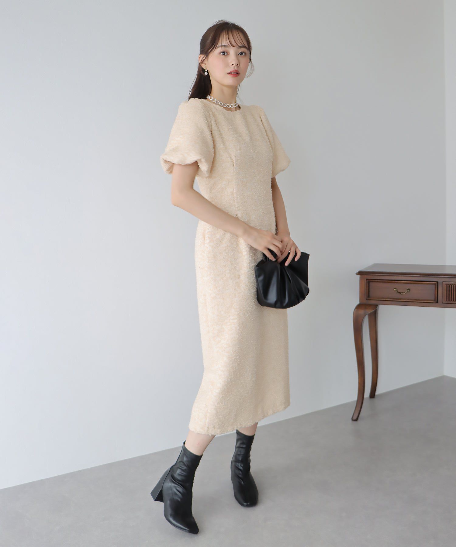 日本 BLUE EAST - 時尚抽鬚後綁帶泡泡袖洋裝-米杏