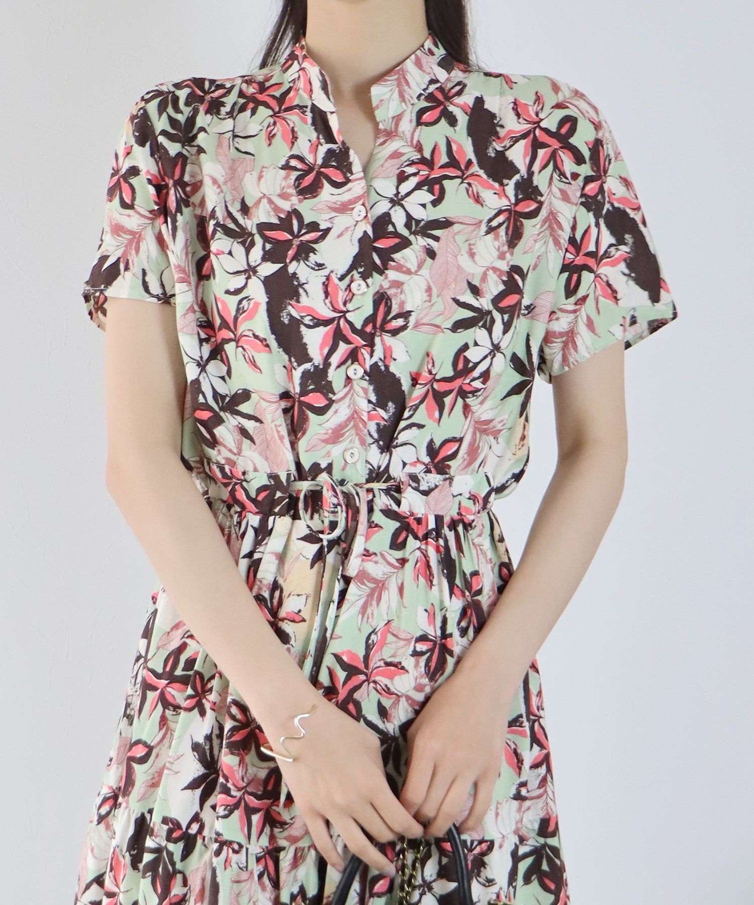 日本 BLUE EAST - 氣質小V領排釦短袖洋裝-碎花-深藍 (M(Free))