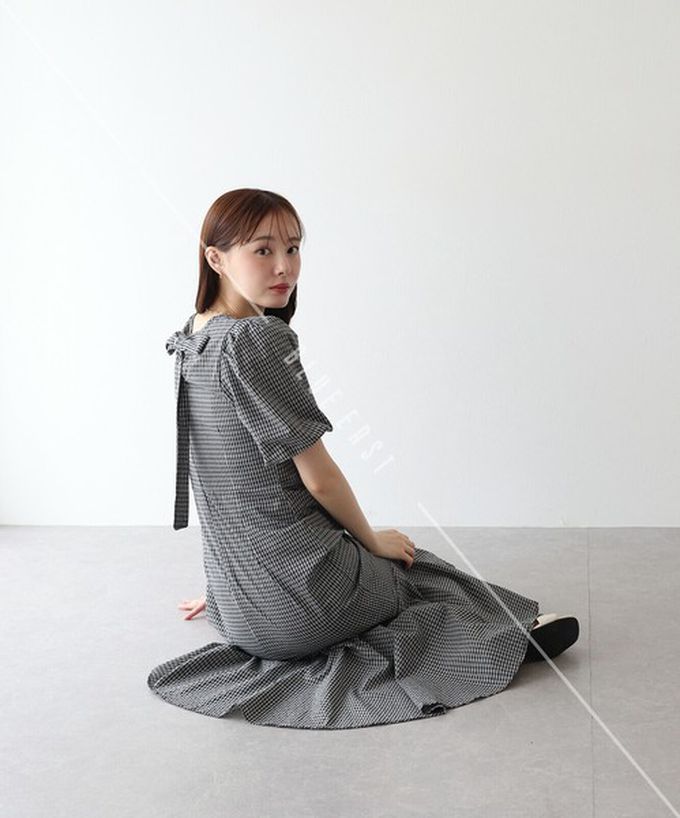 日本 BLUE EAST - 優雅方領後綁帶泡泡袖魚尾洋裝-格紋-卡其 (M)