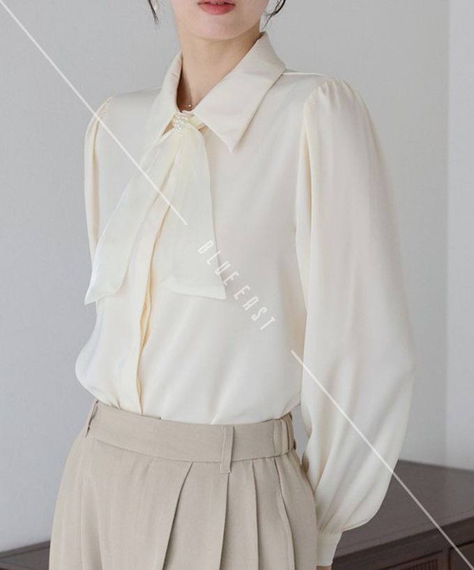 日本 BLUE EAST - 華美珍珠墜飾蝴蝶結緞面長袖襯衫-粉紅 (M)