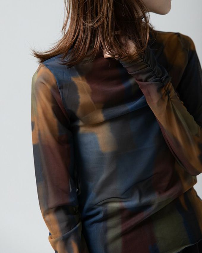 日本 gleam - 水彩畫風透膚皺摺高領長袖上衣-米杏x卡其灰系