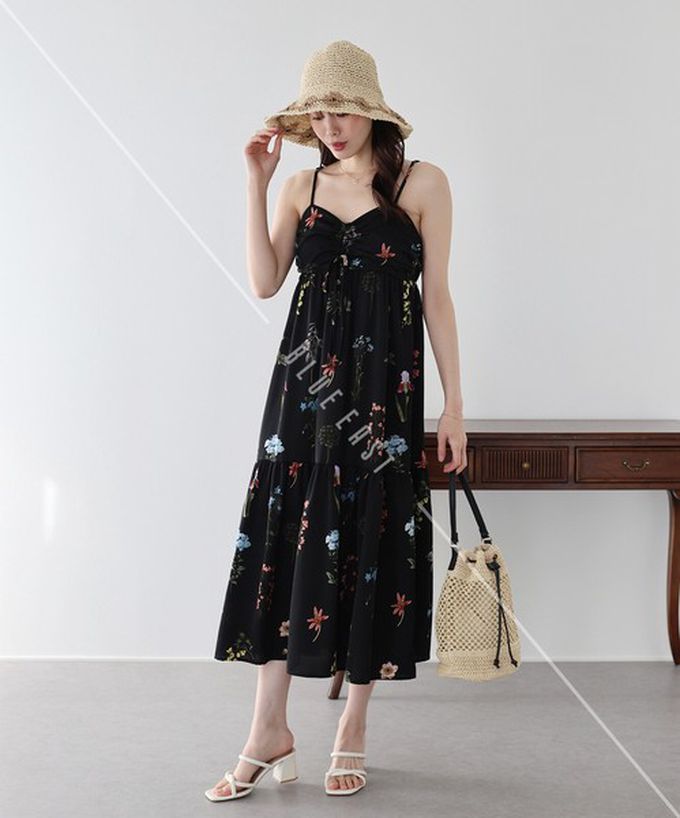 日本 BLUE EAST - 優雅皺摺度假花卉吊帶洋裝-米杏 (M)