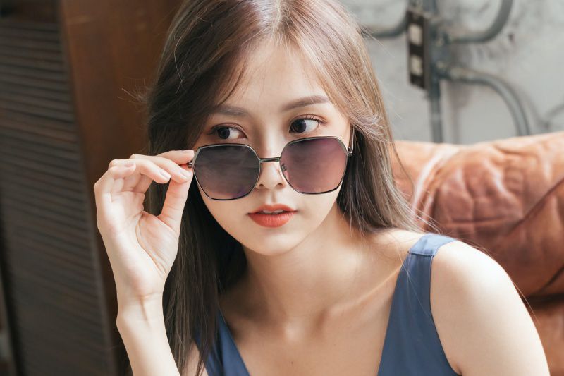 ALEGANT - 俐落時尚錦葵粉藍拚邊微方鐵灰細框偏光墨鏡│UV400太陽眼鏡