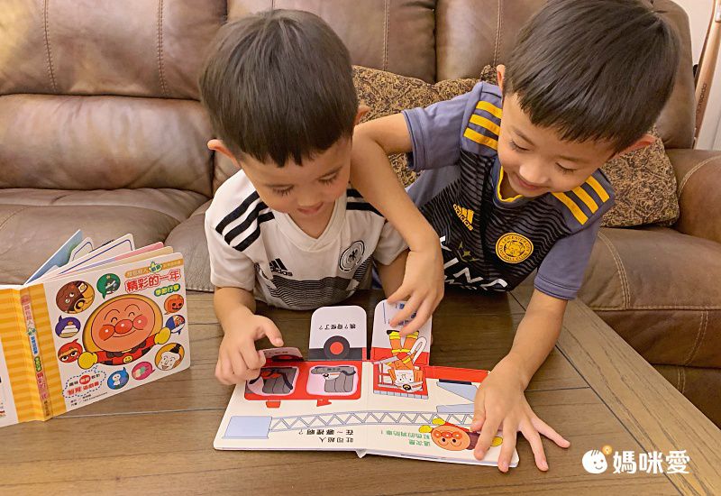 日本麵包超人 - 麵包超人翻翻智育遊戲書組合(5書)-顏色+數數+搭交通工具+一起來散步+精彩的一年