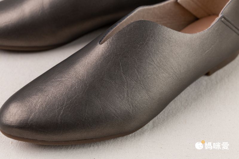 日本女裝代購 - 日本製 柔軟V字腳背美型平底鞋-經典黑