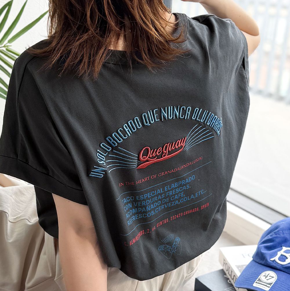 Java 純棉背後醒目刺繡法式袖上衣-炭灰