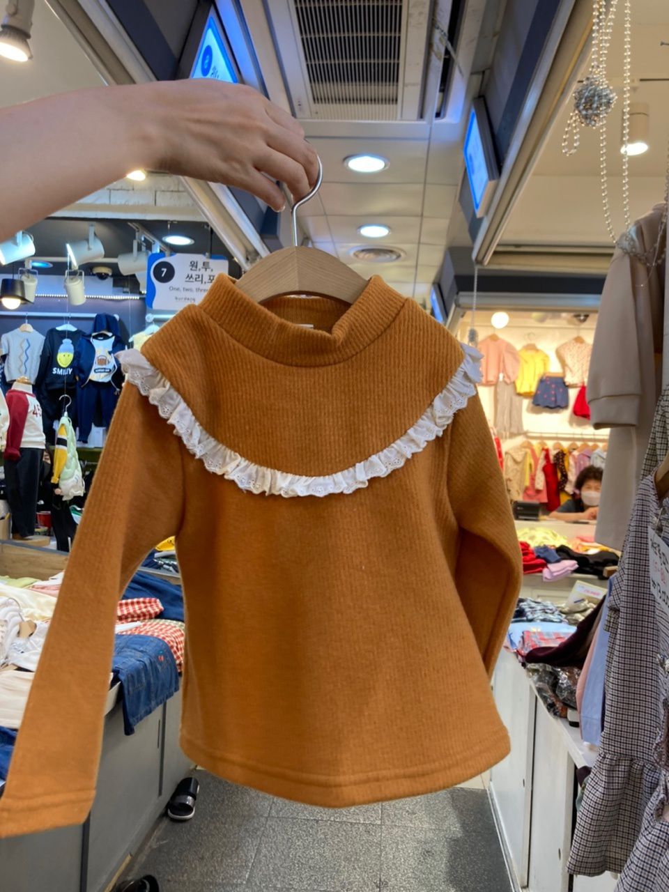 韓國 Orange Mom - 蕾絲荷葉滾邊領拉絨上衣-杏