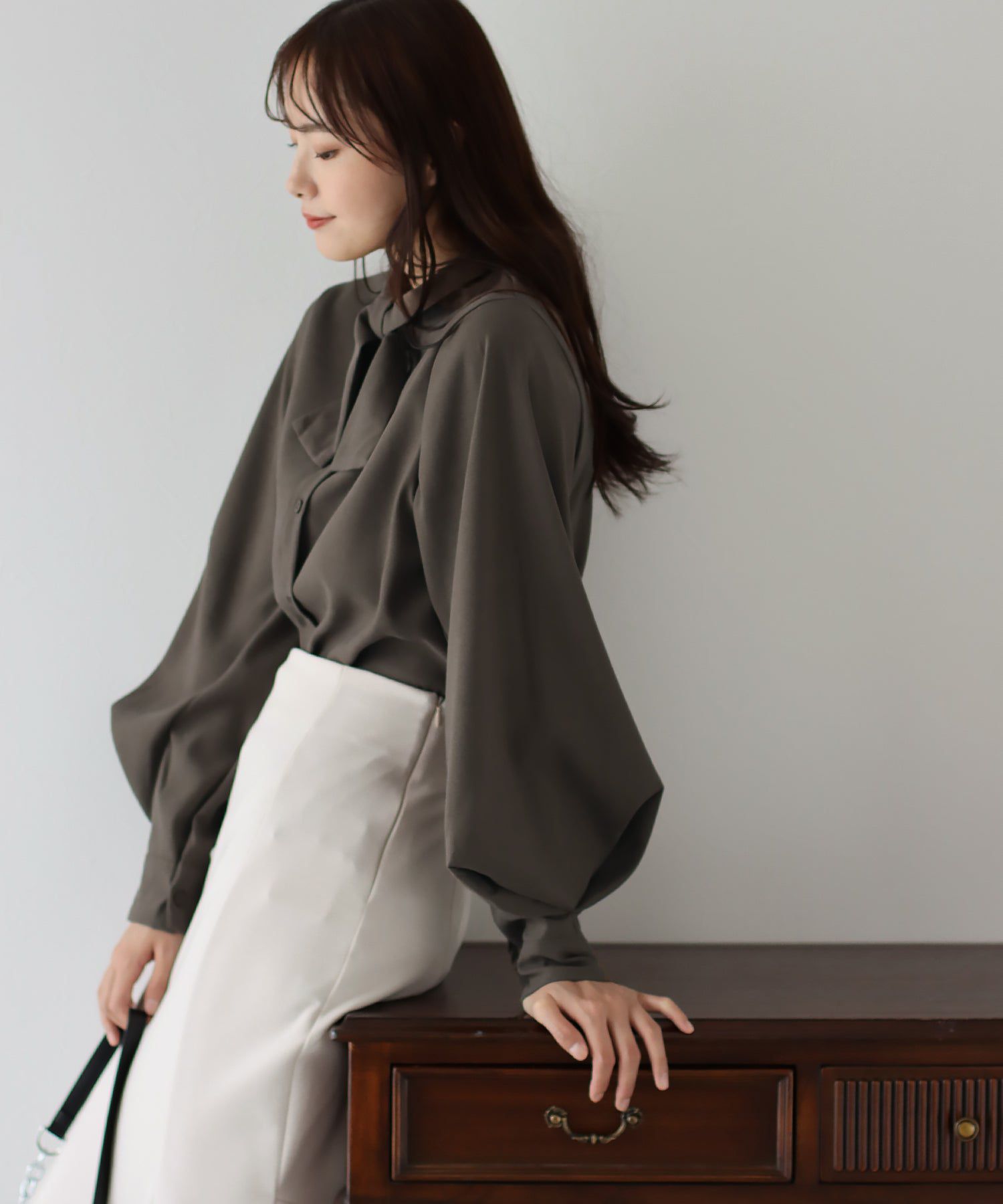 日本 BLUE EAST - 柔美扭結氣球長袖襯衫-黑