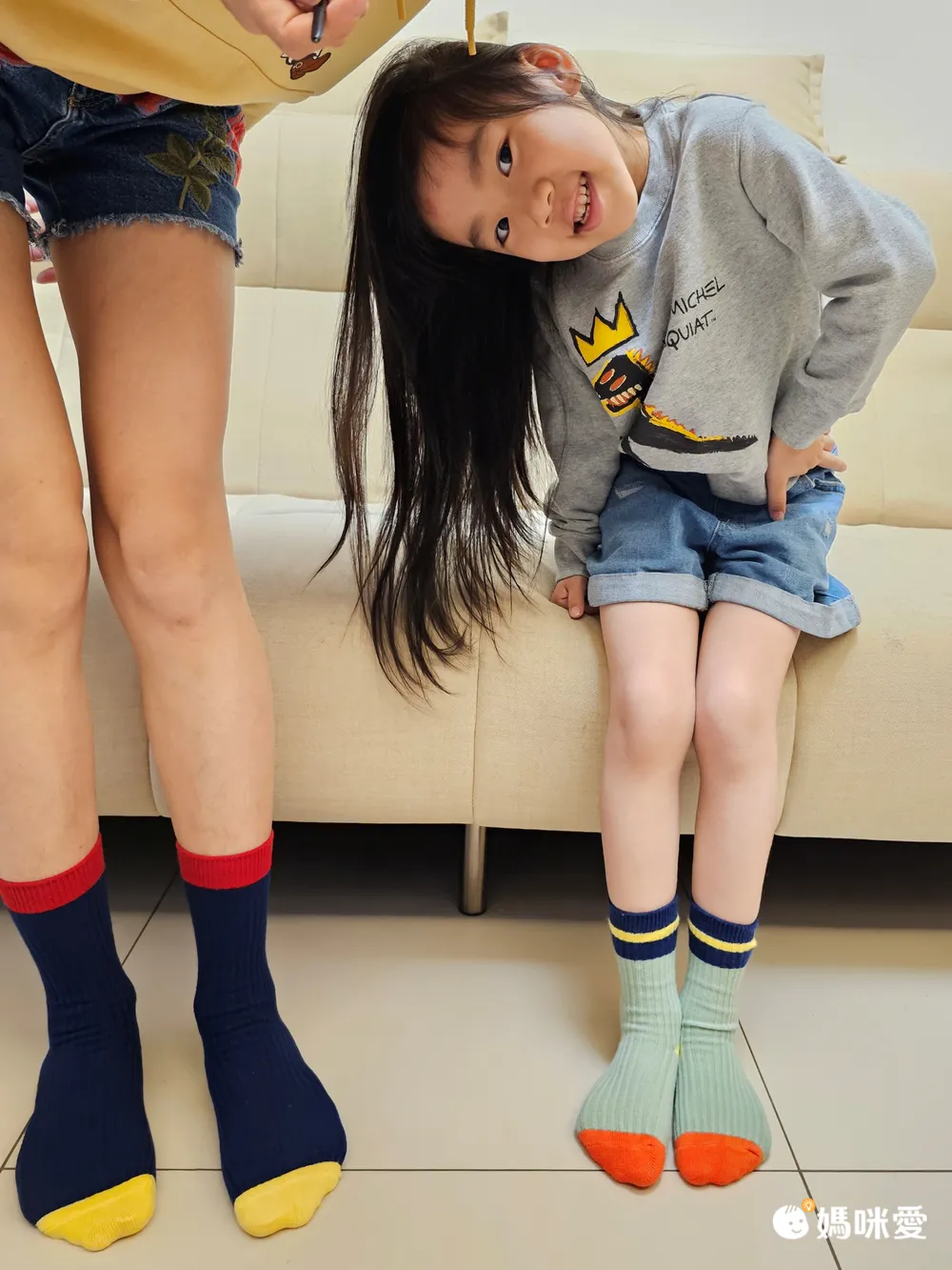 曼＆柔穿上後直呼超級舒服！貼合腿型之外，也不容易因為跑跳就鬆垮！加上有防滑矽膠的襪底，讓孩子在家蹦蹦跳跳也不擔心～