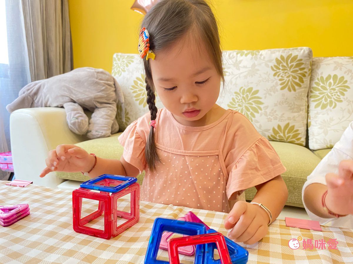 双美生活文創 - 5Q益智磁力片：百變造型拼裝車-內附10個三角形磁力片+10個正方形磁力片+2個輪子+1本造型教學書