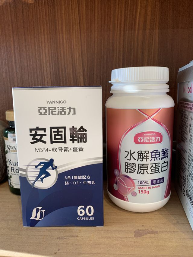 產後幾個月會這樣是蠻常見的~~所以盡量不要讓膝蓋接觸到冷空氣或冷水，不然會更痛!保暖膝蓋跟洗澡得時候多用熱水沖，除了鈣片可以吃薑黃素跟軟骨素，我都買綜合的膝蓋營養跟膠原蛋白，給你參考~