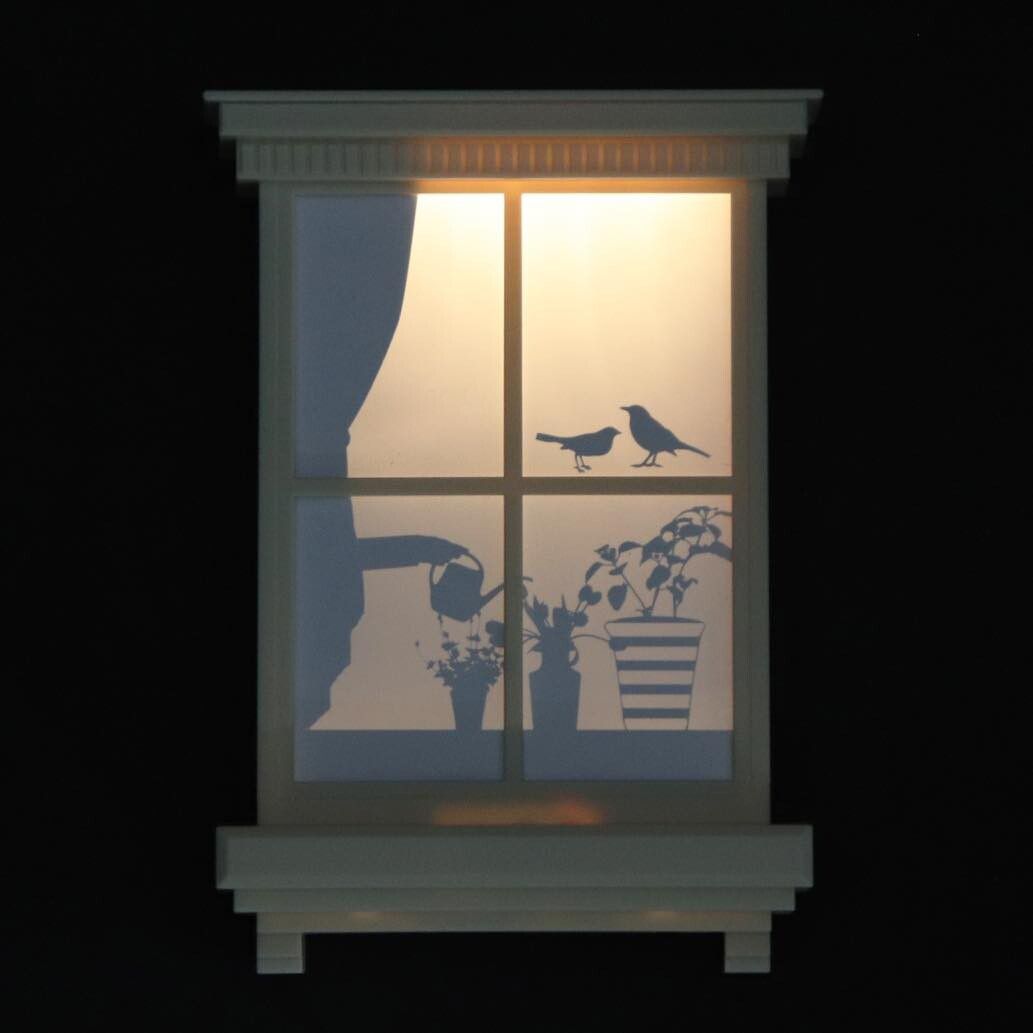 日本 TOYO CASE - LED 感應夜燈壁飾-窗戶剪影-白色澆花小鳥-10.5x15.7x2.5cm