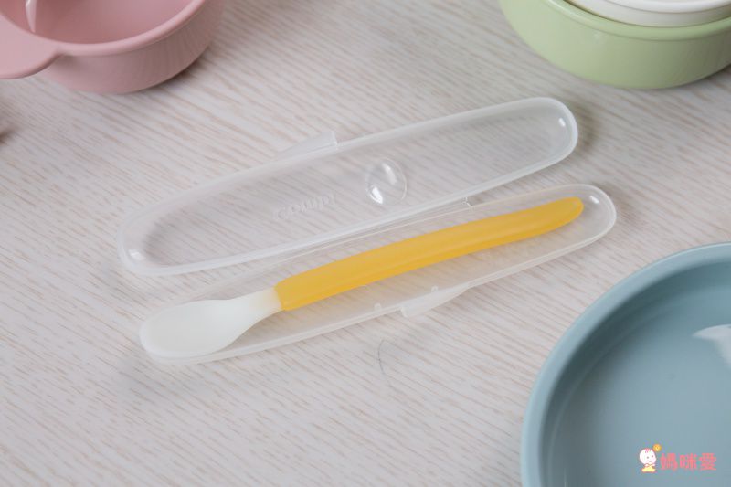 媽咪餵飯神器♡【日本 Combi】離乳餐具、圍兜！