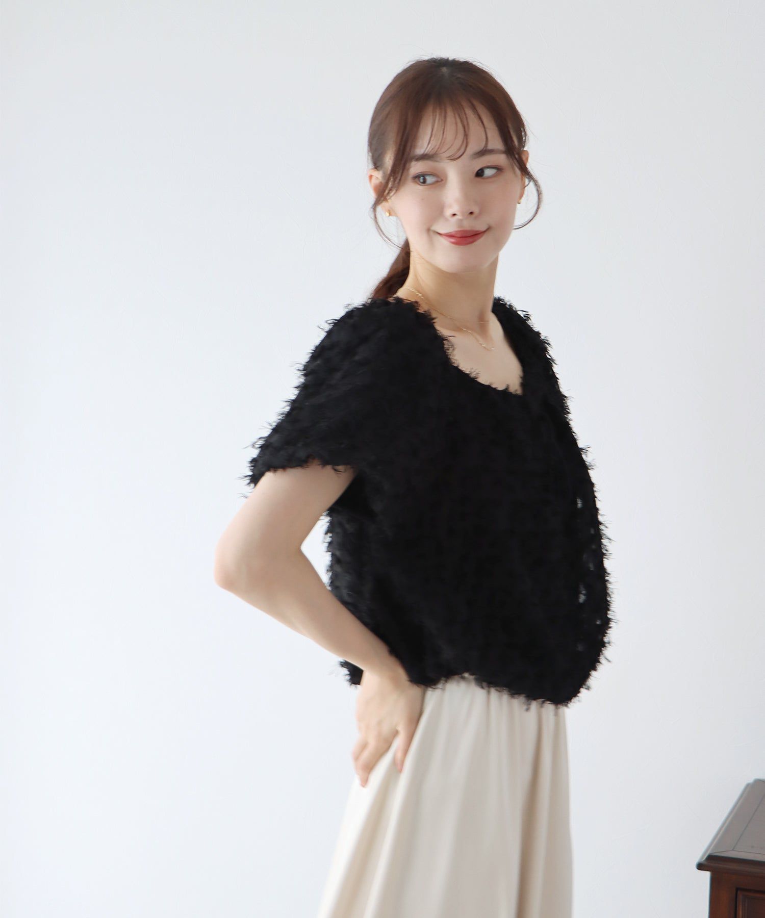 日本 BLUE EAST - 抽鬚感寬領泡泡袖上衣-淺杏