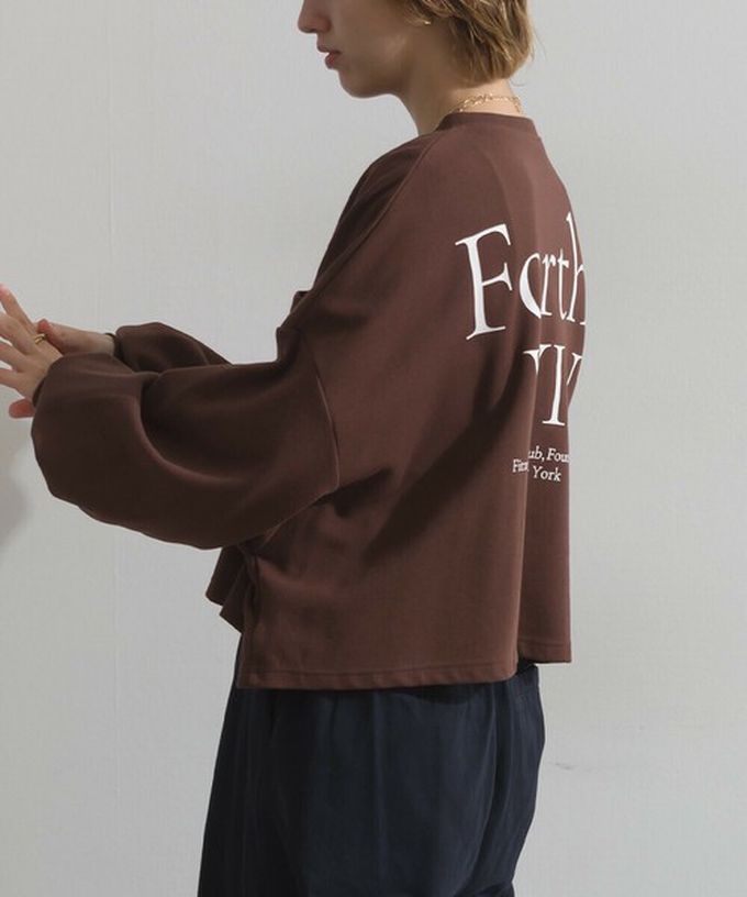 日本 Lupilien - 背後英文印花寬鬆休閒短版上衣-濃綠