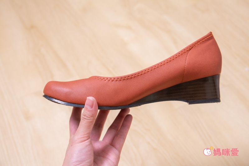 日本女裝代購 - 日本製 仿皮柔軟休閒楔形跟鞋-經典黑