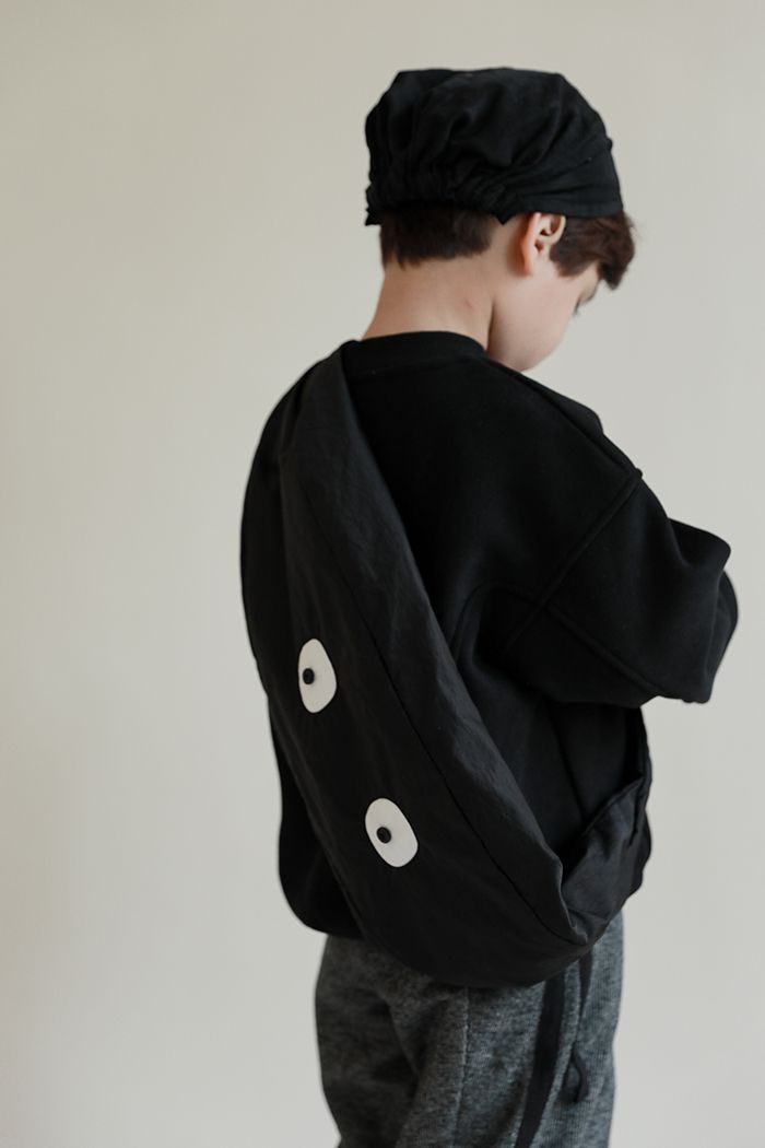 TONGMO - (加絨)圓領長袖上衣/大學T-大眼睛-黑色