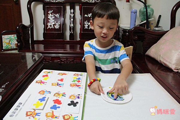 適合0-3歲的超酷觸覺體驗！多種材質、新奇觸感❤️變色洗澡書，收服抗拒洗澡的孩子！