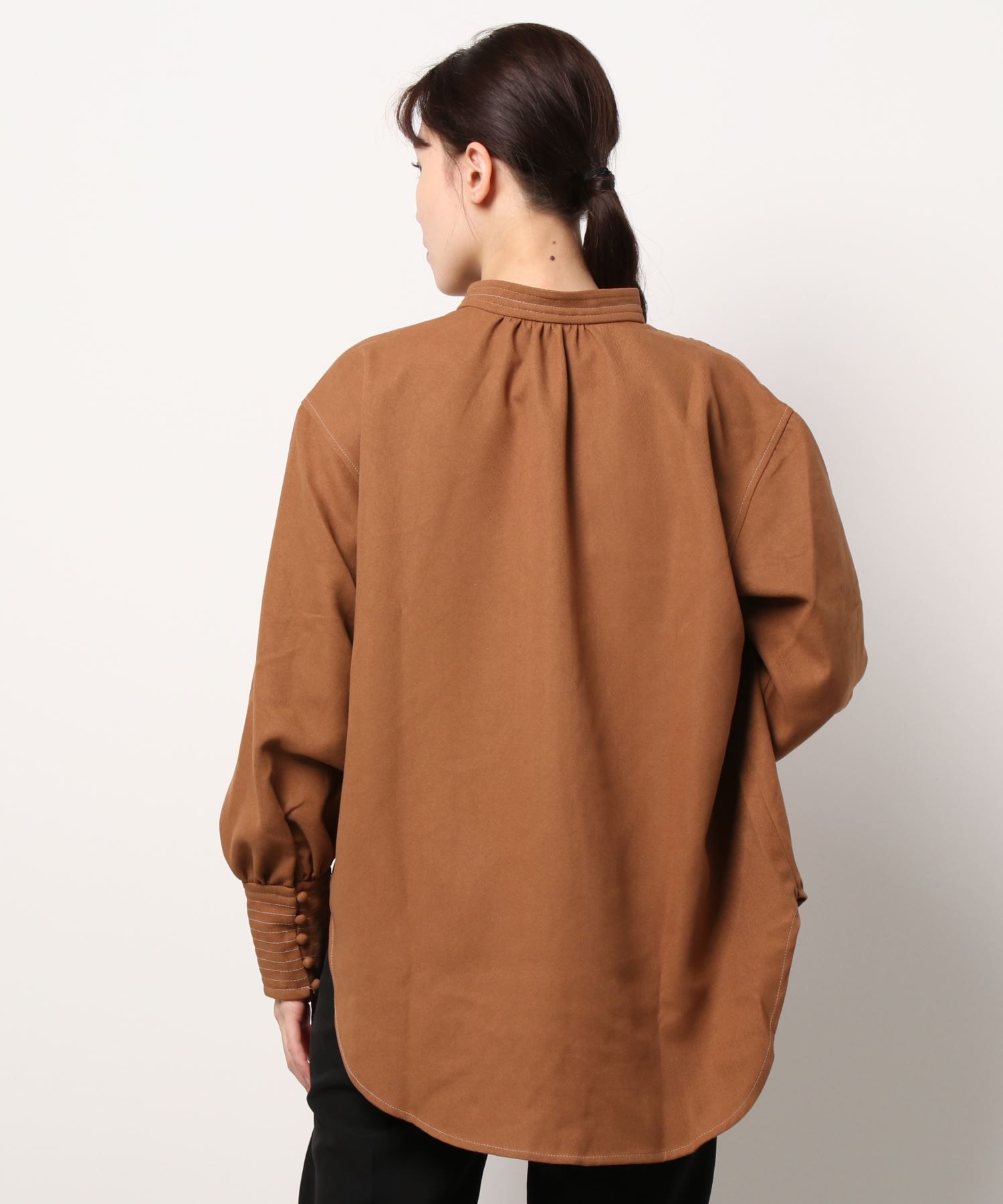 日本 Riche Glamour - 撞色排釦圓弧衣襬小中山領上衣-褐杏