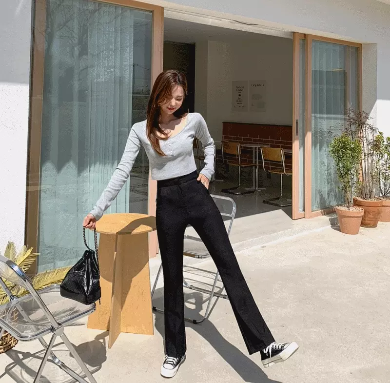 韓國 ENVYLOOK - 隱形釦打褶微喇叭褲-黑