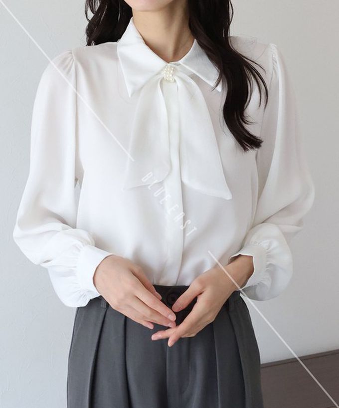 日本 BLUE EAST - 華美珍珠墜飾蝴蝶結緞面長袖襯衫-淺綠 (M)