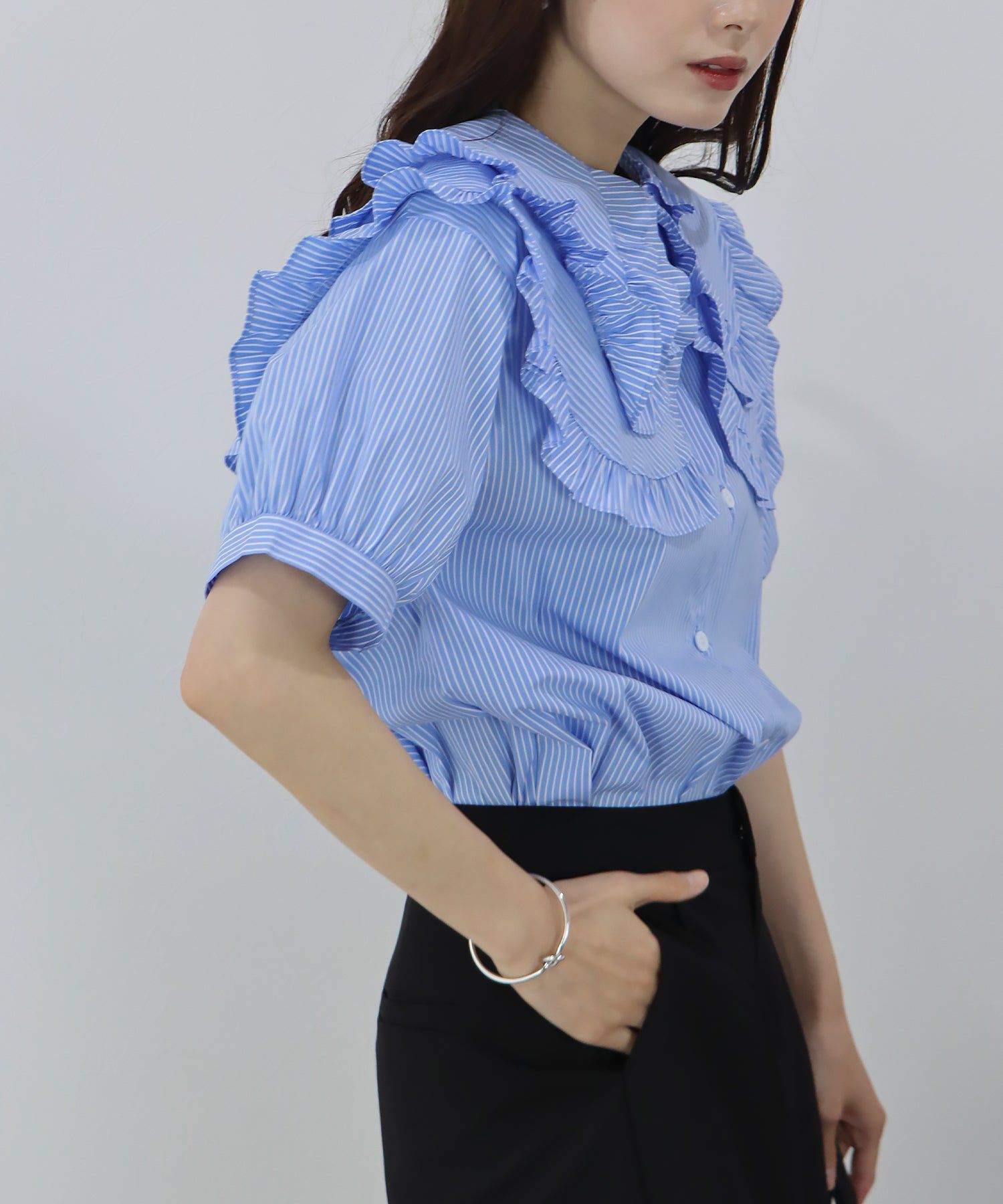 日本 BLUE EAST - 荷葉層次領泡泡短袖襯衫-條紋-水藍