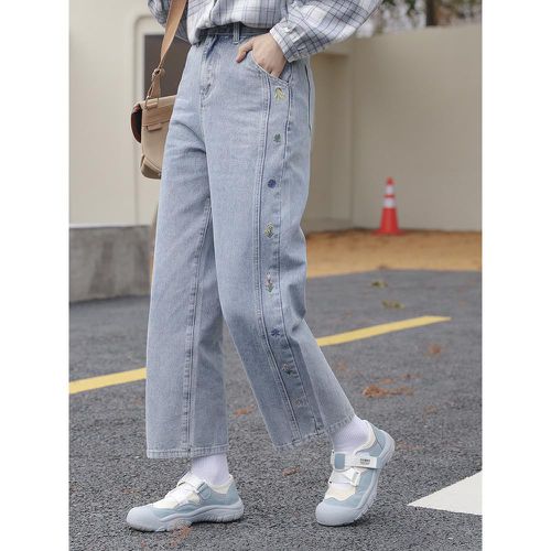 日系刺繡拼接設計直筒牛仔長褲-淺藍色