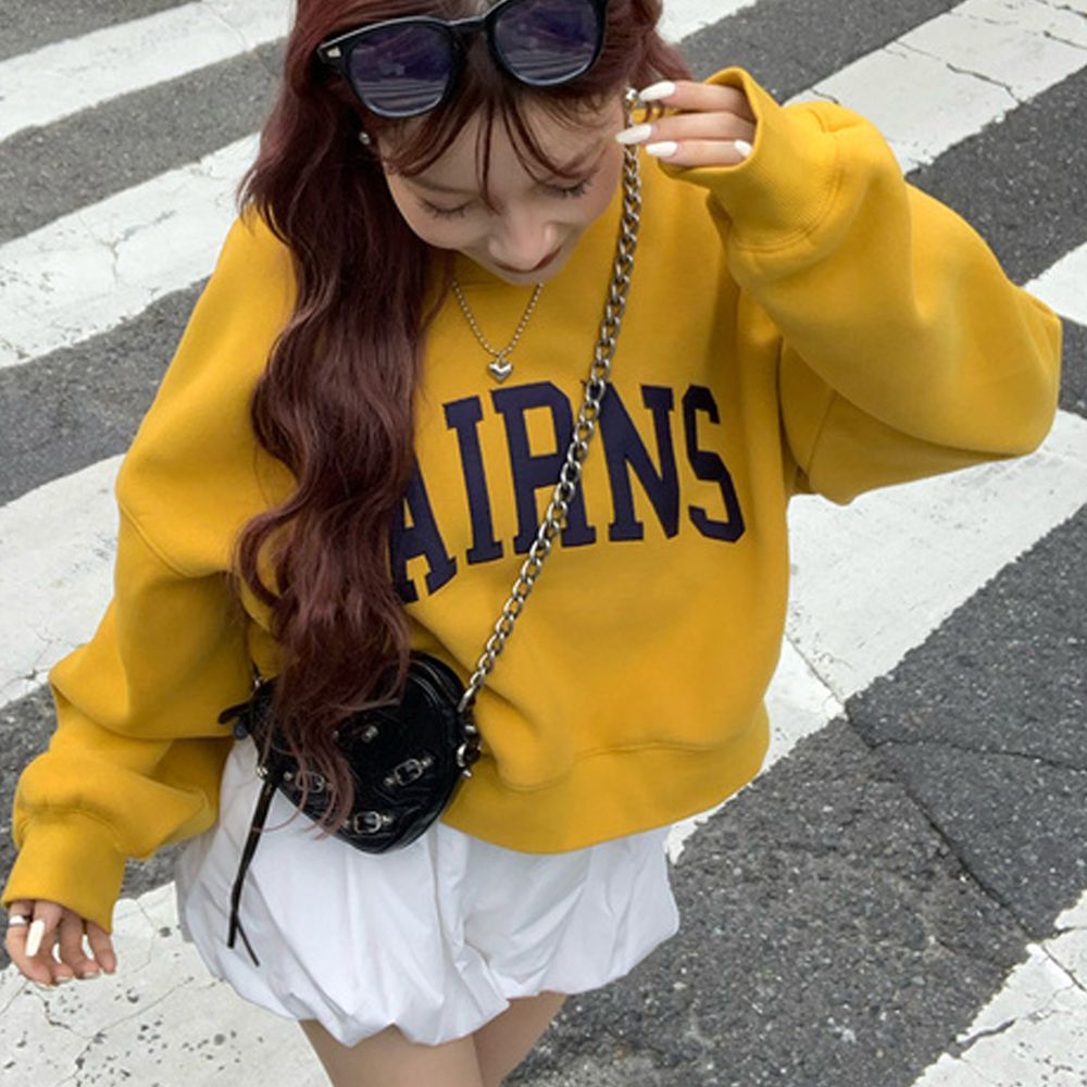 英文刺繡簡約休閒大學T-CAINS-芥末黃 (F)