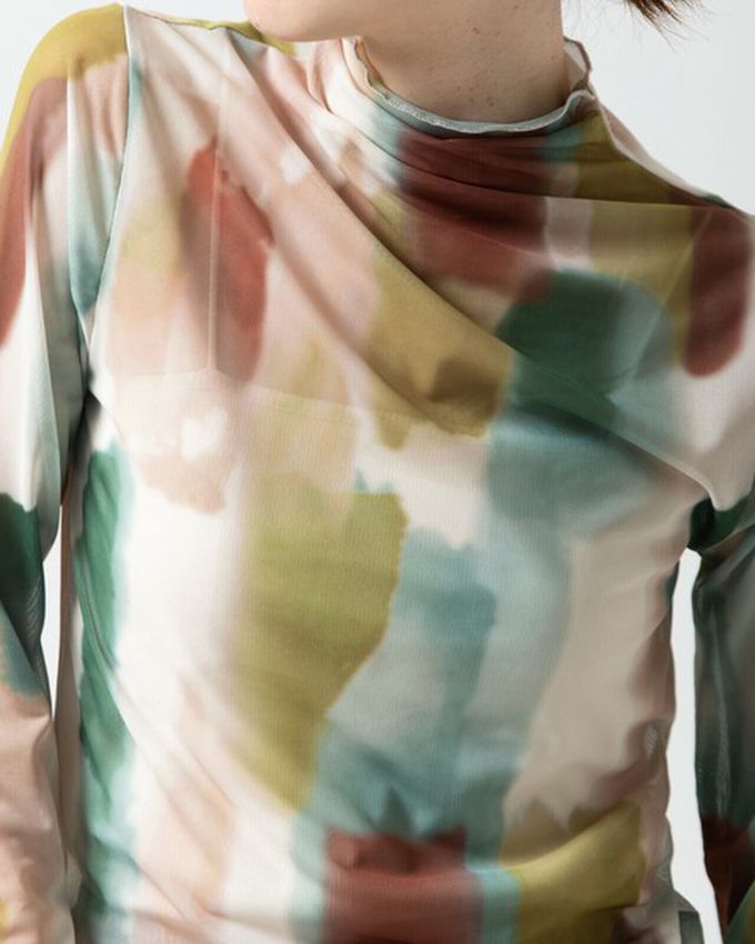 日本 gleam - 水彩畫風透膚皺摺高領長袖上衣-米棕x撞色系