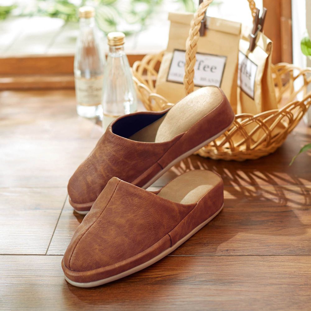 日本千趣會 - 耐髒汙皮質微高跟室內拖鞋-焦糖棕