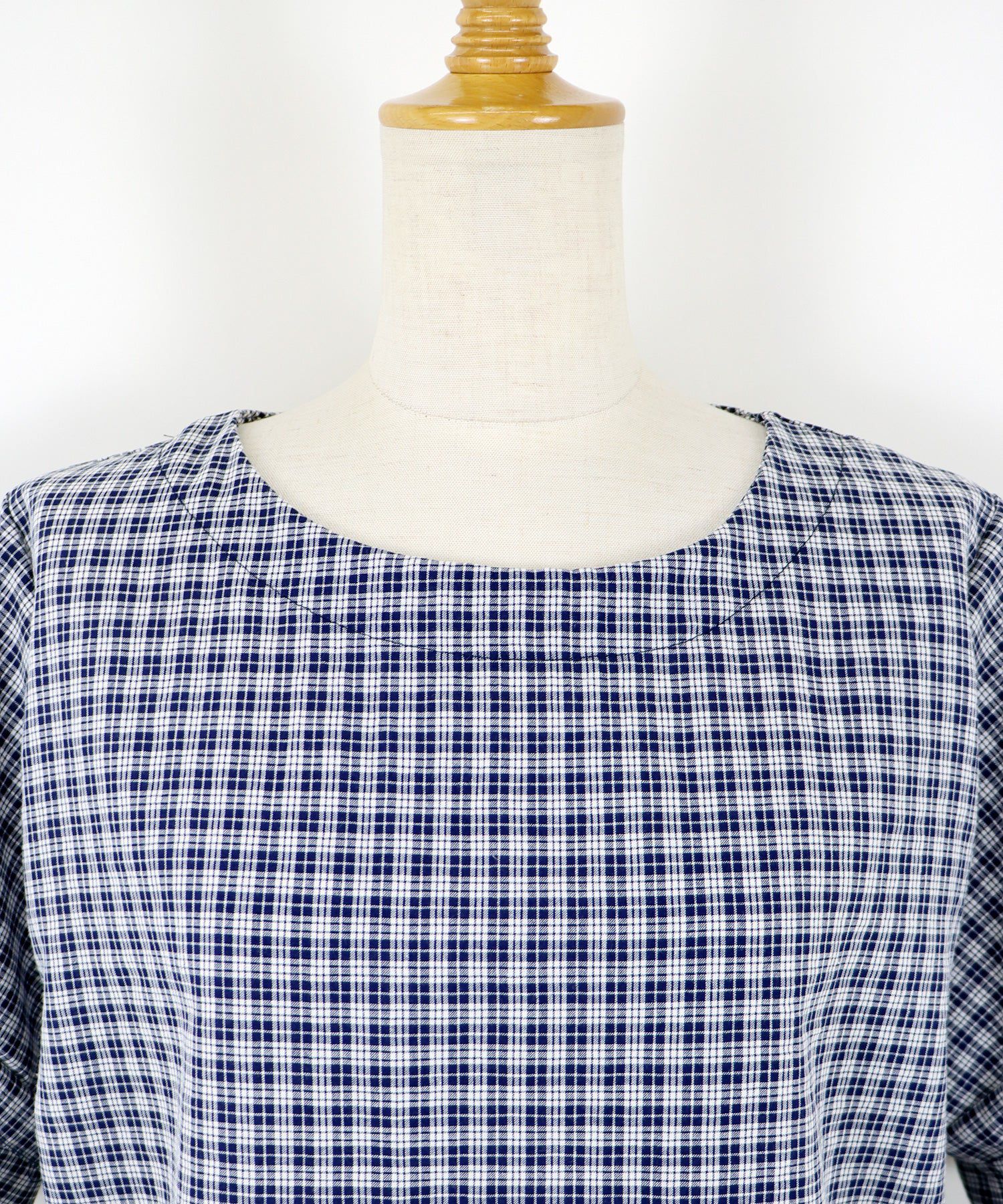 日本 BLUE EAST - 圓領小格紋荷葉五分袖上衣-水藍