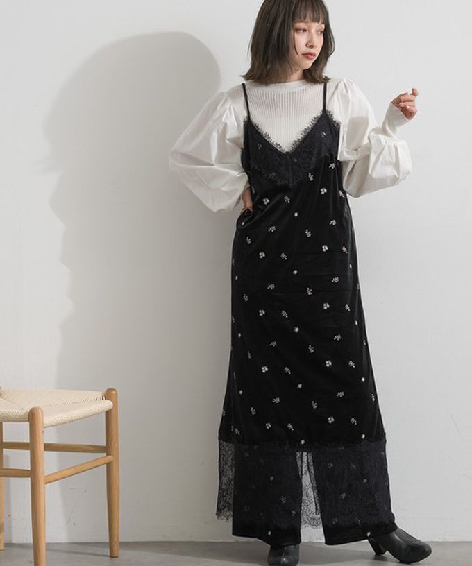 日本 ELENCARE DUE - 魅力光澤絨面蕾絲吊帶洋裝-小花刺繡-煙燻藍