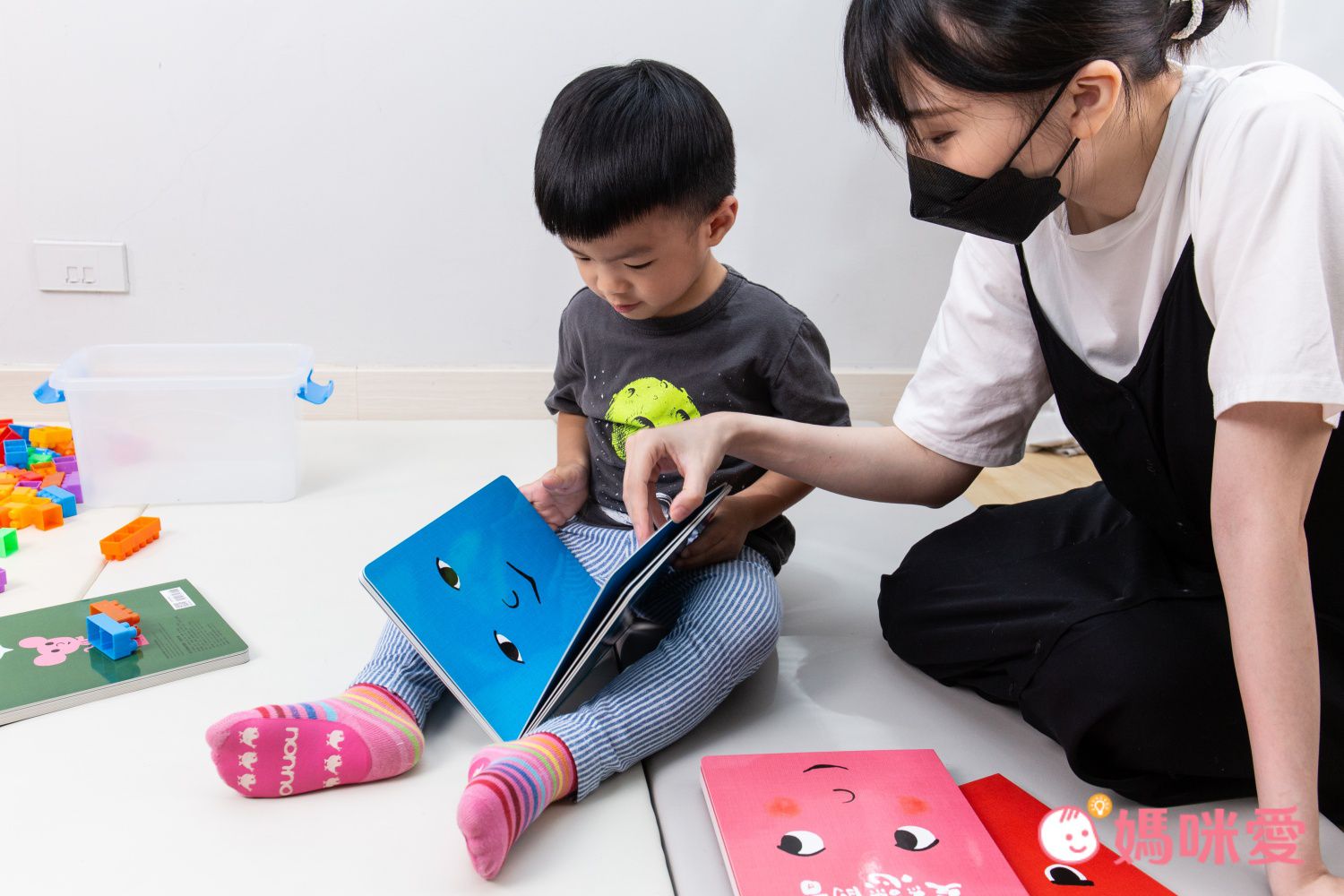 孩子的情緒互動書：《愛戀的書》＋《生氣的書！》＋《害怕的書》＋《睡覺的書》（附贈好心情互動遊戲組＋導讀手冊）