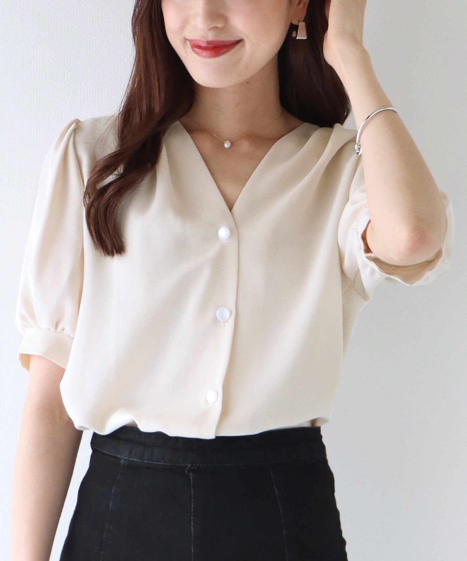 日本 BLUE EAST - 氣質V領珍珠釦短袖襯衫-淺米杏