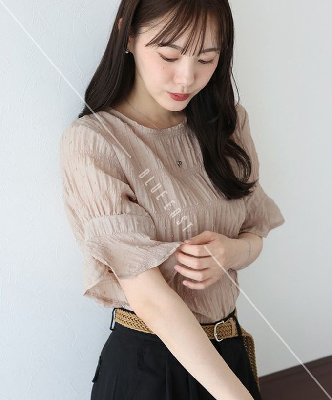 日本 BLUE EAST - 細緻圓點緹花透膚短袖上衣-卡其