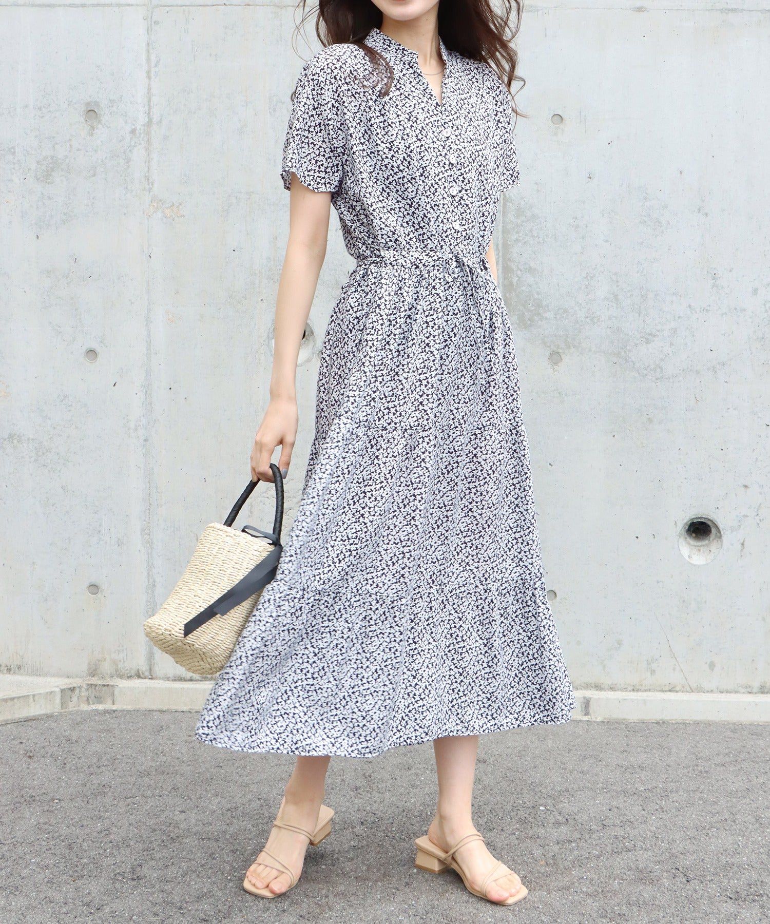 日本 BLUE EAST - 氣質小V領排釦短袖洋裝-碎花-深藍 (M(Free))